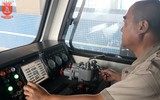 Dân Hà Nội ngỡ ngàng thấy tàu công trình chạy thử trên đường sắt Cát Linh - Hà Đông